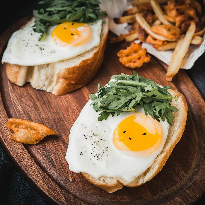 Spiegelei auf Brot zum Frühstück Eier aus Deutschland
