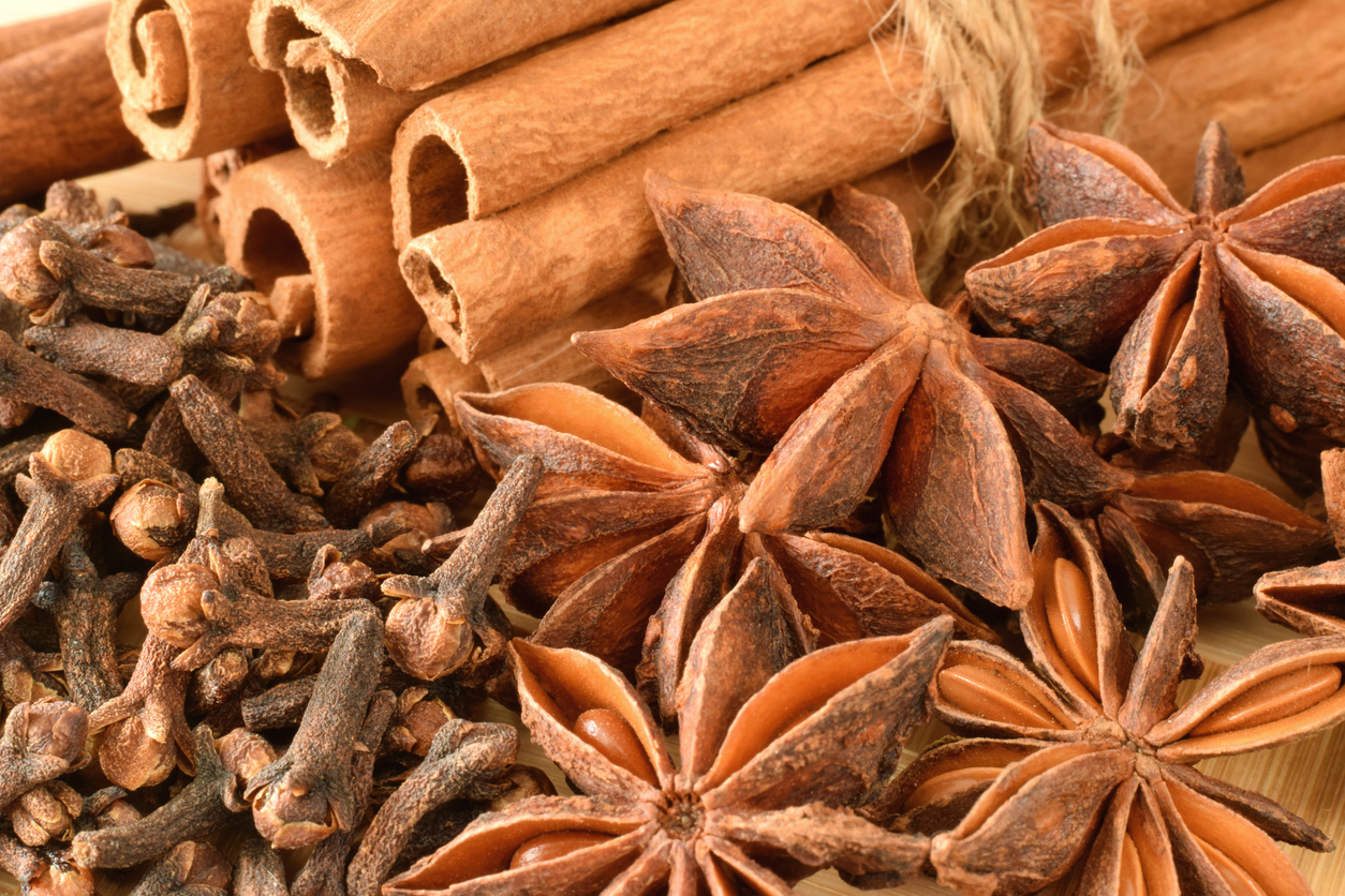 Sternanis, Zimt, Nelken und Kardamom geben Glühwein seinen typischen Geschmack