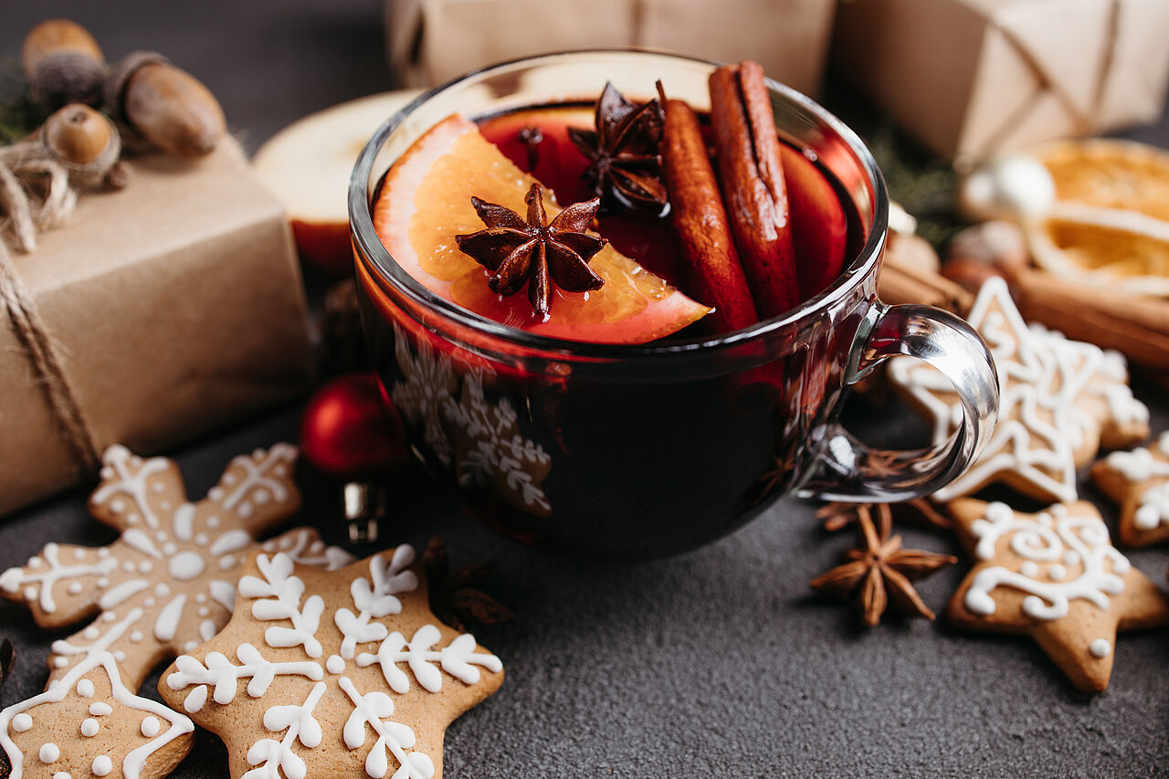 Glühwein mit Orangen, Sternanis und Zimt
