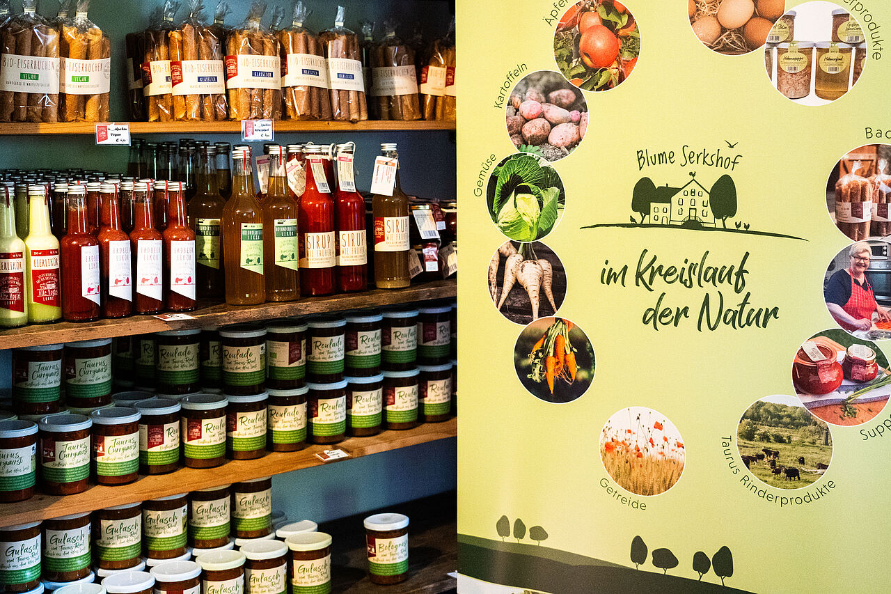 Regal gefüllt mit Regionalen Produkten Regal gefüllt mit Regionalen Produkten