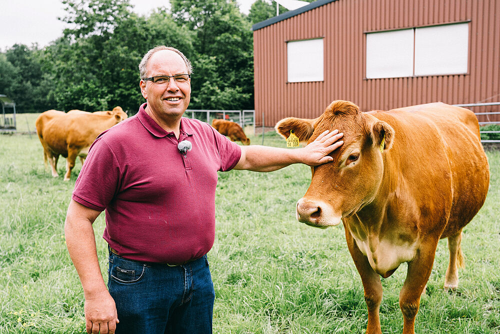 Der Beruf des Landwirts bietet viele verschiedene Tätigkeiten und verbindet neben Büro- und Betriebsmanagement auch die Arbeit mit Tieren und technische Arbeit.
