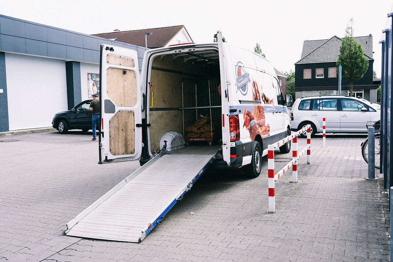 Lieferwagen mit Rampe während einer Lieferung von Produkten 