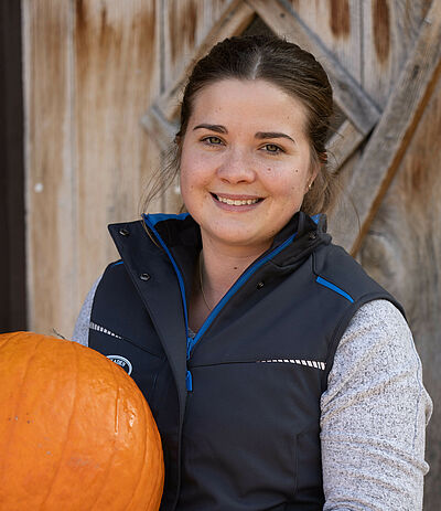 Landwirtin Johanna Austermann mit Kürbis 