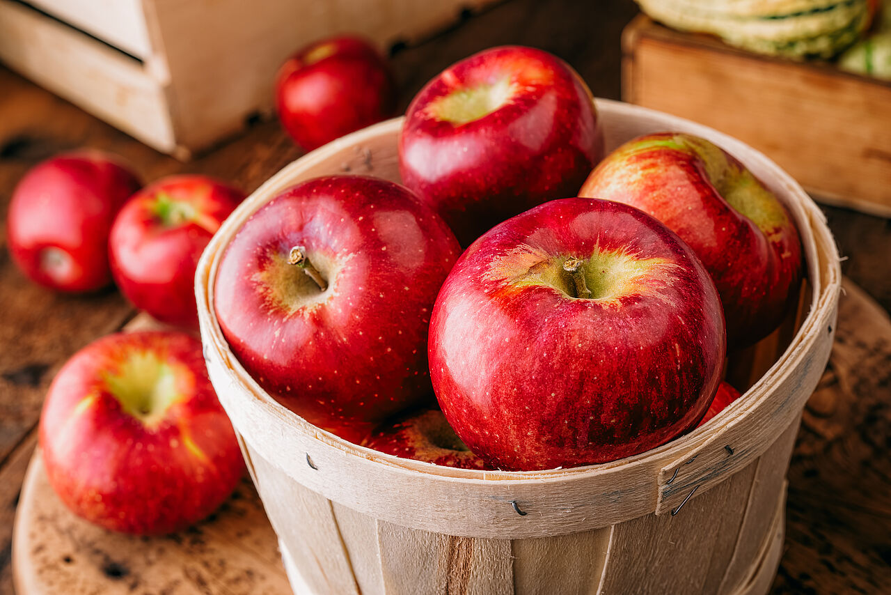 Rote Äpfel in einem Holzeimer Rote Äpfel in einem Holzeimer