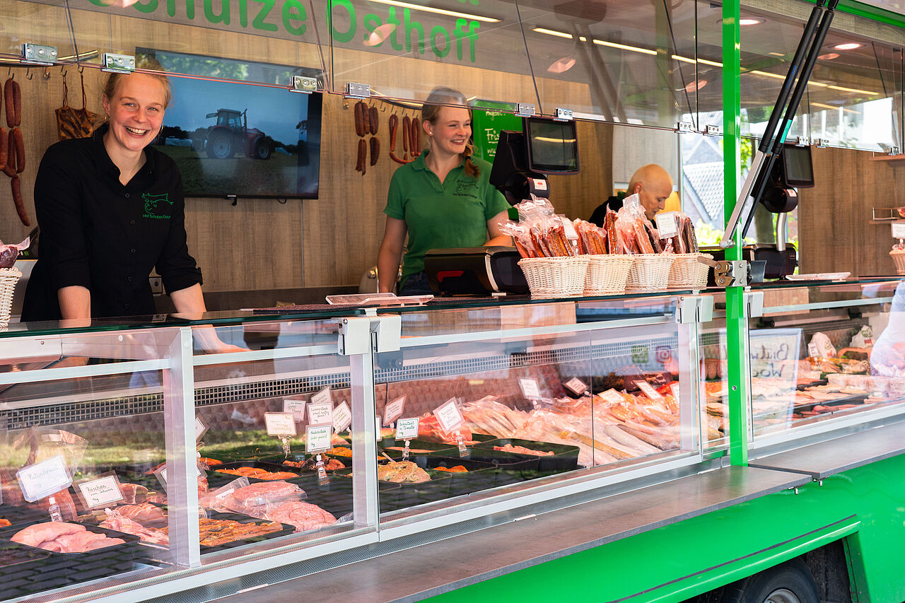 Frauen in einem Marktstand Frauen in einem Marktstand
