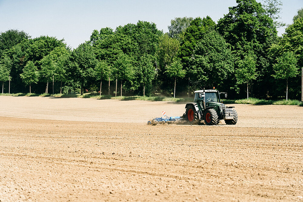 Nicht nur Traktor fahren - auch die Acker- und Landarbeit ist eine der Hauptarbeiten eines Landwirts!