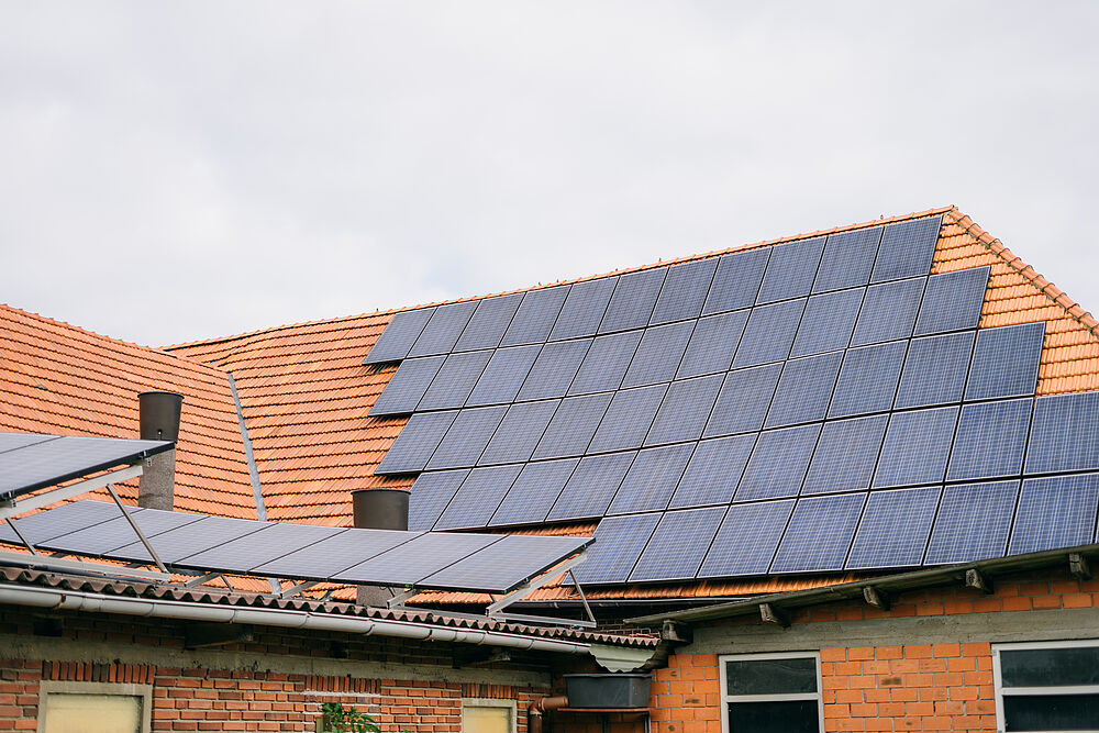 Ein häufiges Bild auf den meisten landwirtschaftlichen Höfen – Solar- und Photovoltaikanlagen zur Gewinnung klimafreundlicher Energie und Wärme.